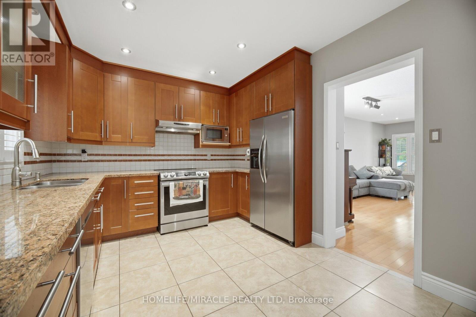 6089 Carradine Court, Mississauga, Ontario  L5V 2C2 - Photo 11 - W13655182