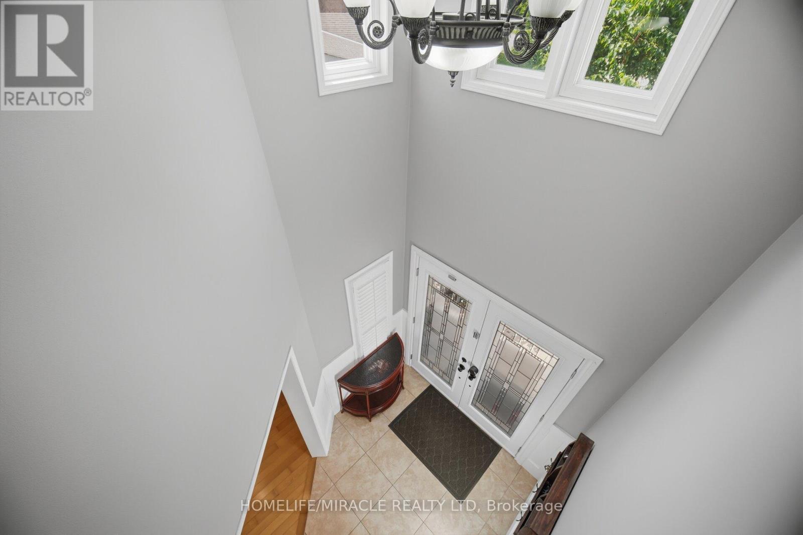 6089 Carradine Court, Mississauga, Ontario  L5V 2C2 - Photo 6 - W13655182