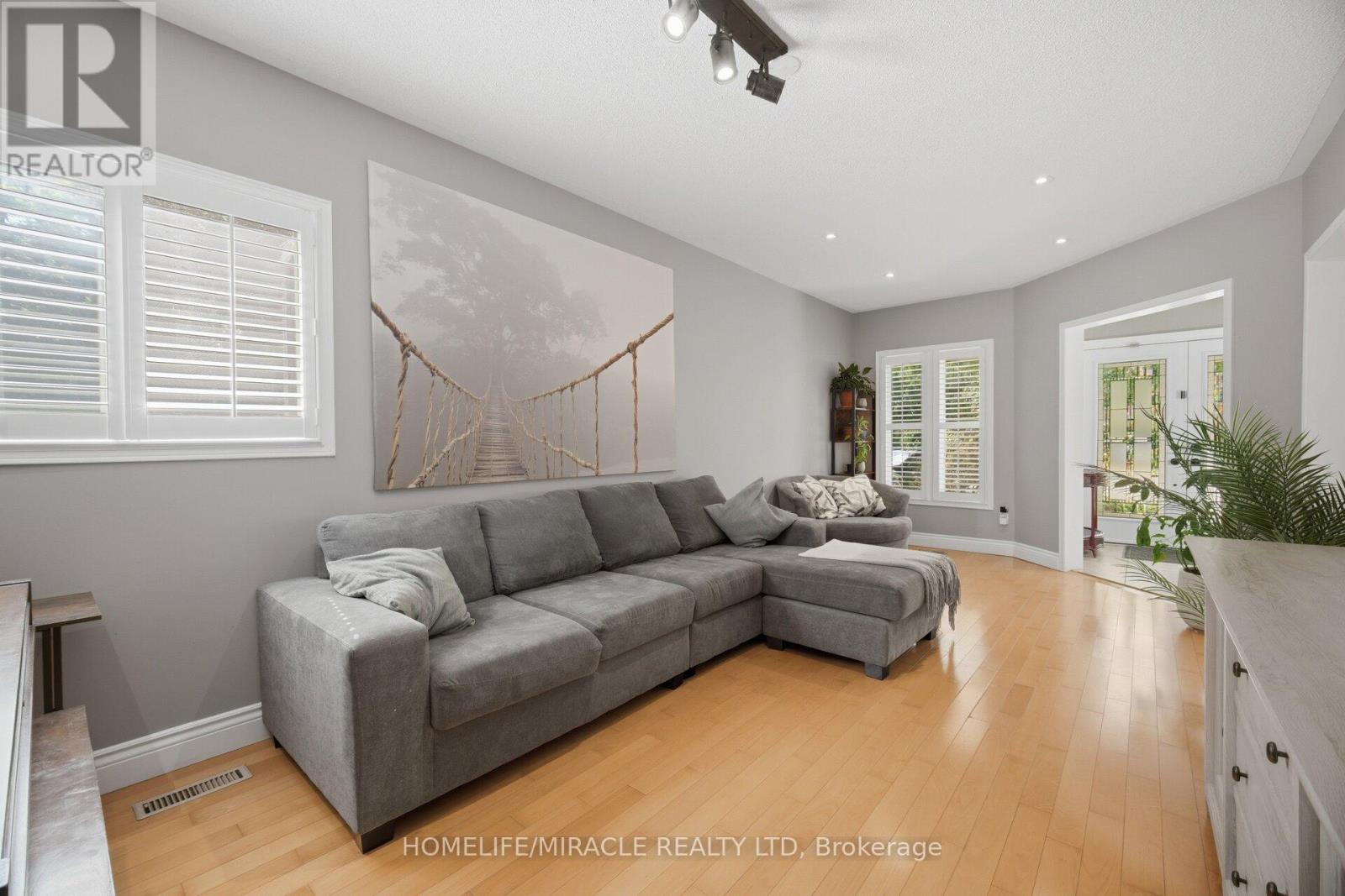 6089 Carradine Court, Mississauga, Ontario  L5V 2C2 - Photo 8 - W13655182