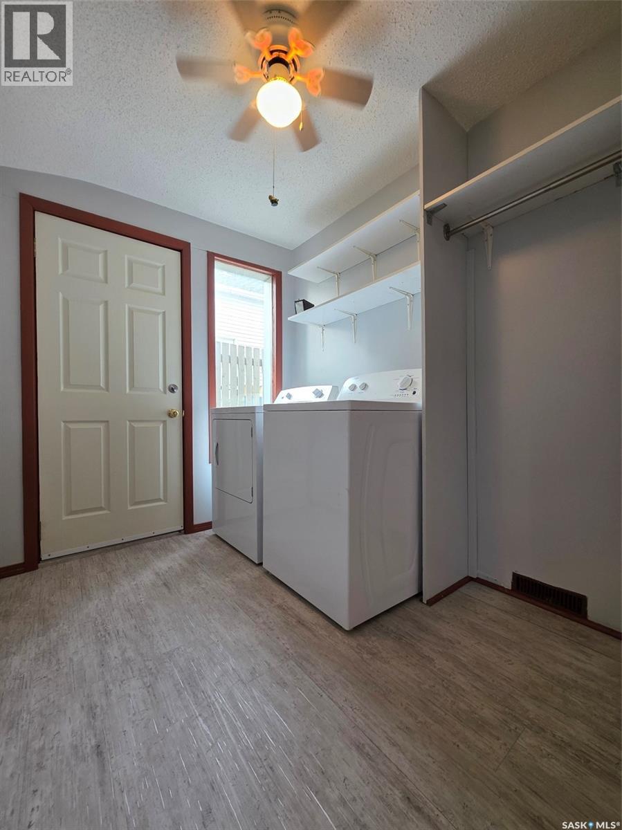 212 6th Avenue Ne, Swift Current, Saskatchewan  S9H 2M2 - Photo 11 - SK045027