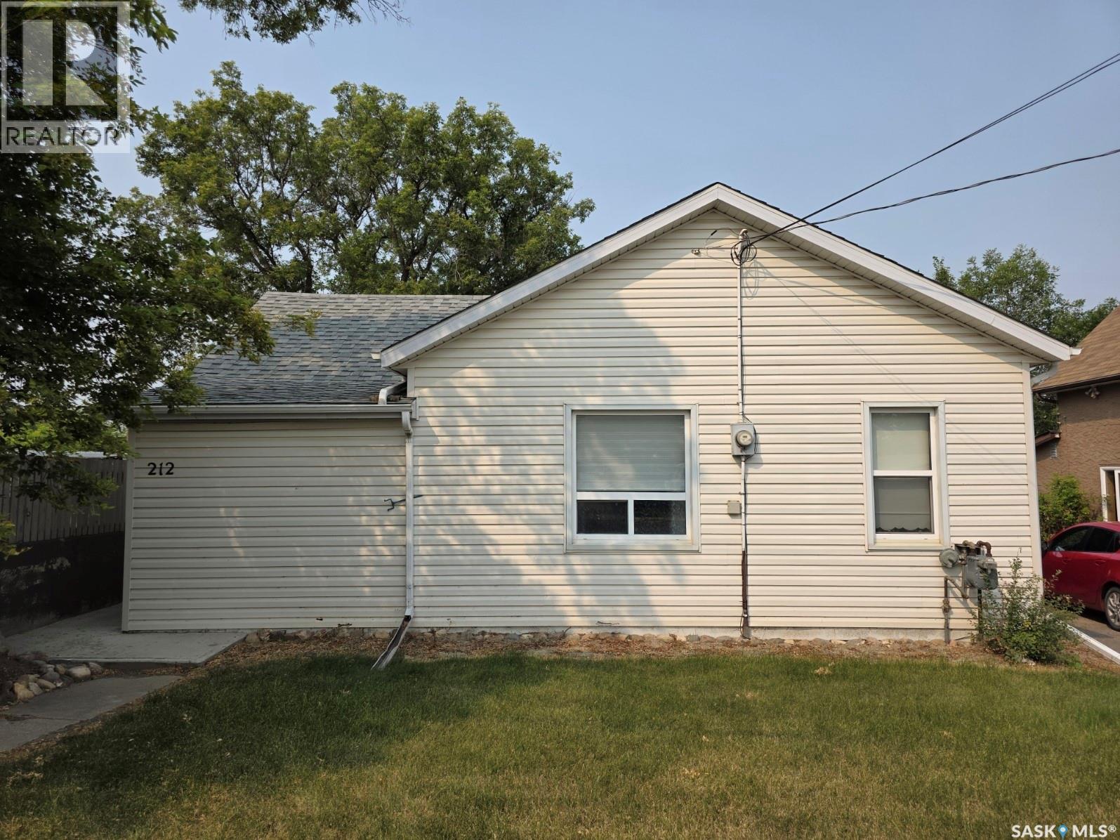 212 6th Avenue Ne, Swift Current, Saskatchewan  S9H 2M2 - Photo 2 - SK045027