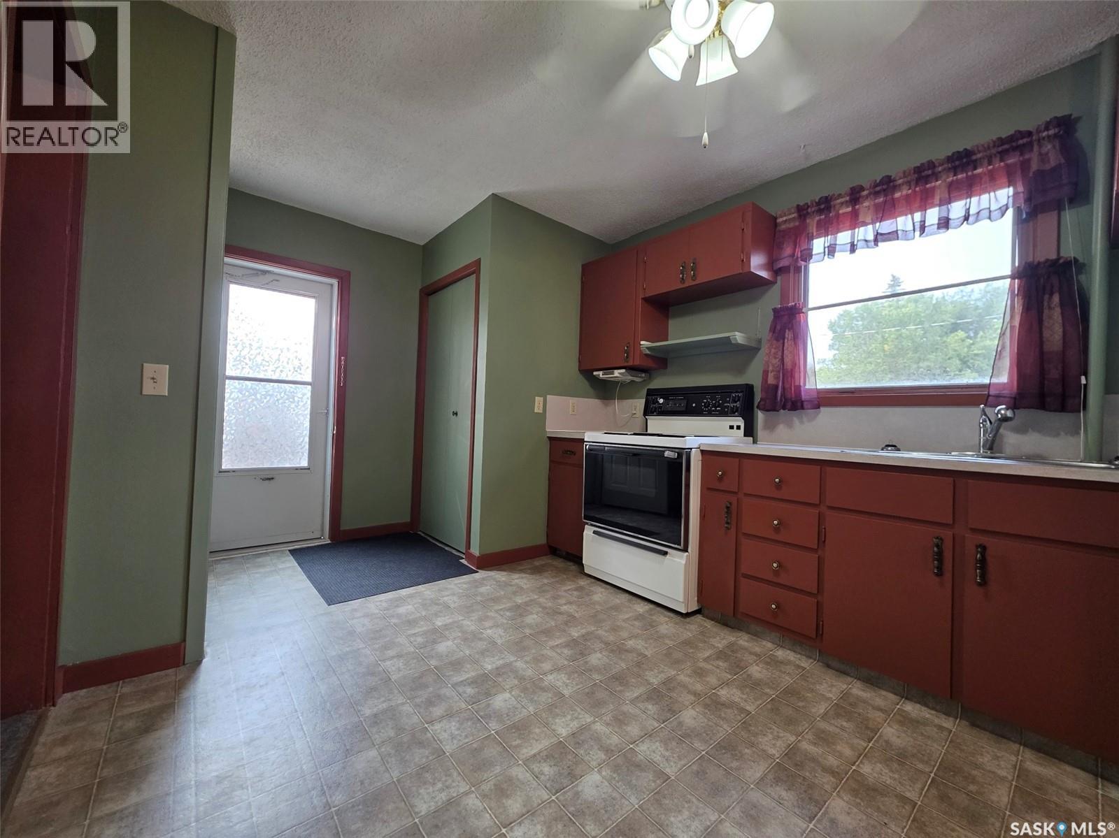 212 6th Avenue Ne, Swift Current, Saskatchewan  S9H 2M2 - Photo 3 - SK045027