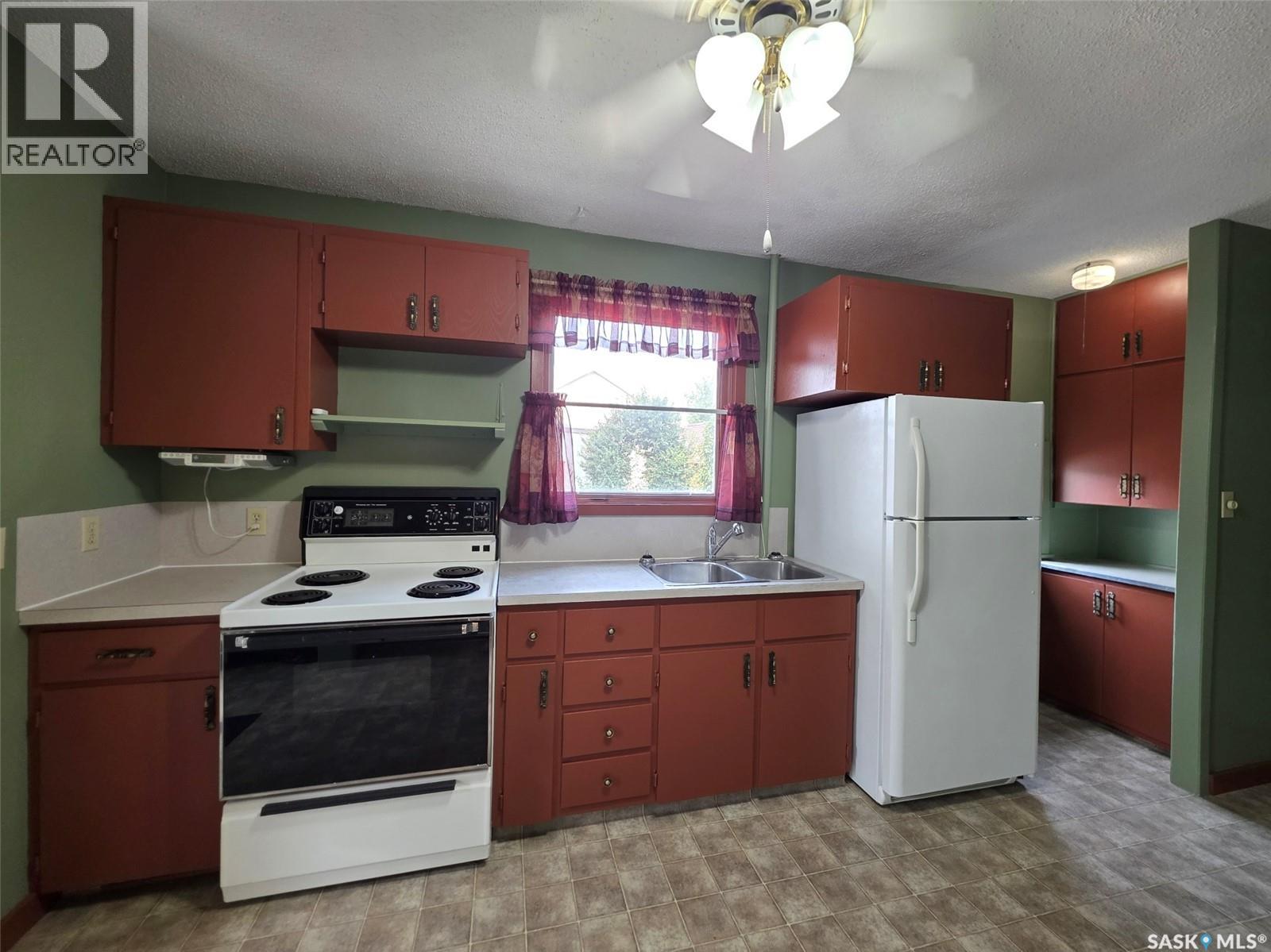 212 6th Avenue Ne, Swift Current, Saskatchewan  S9H 2M2 - Photo 4 - SK045027