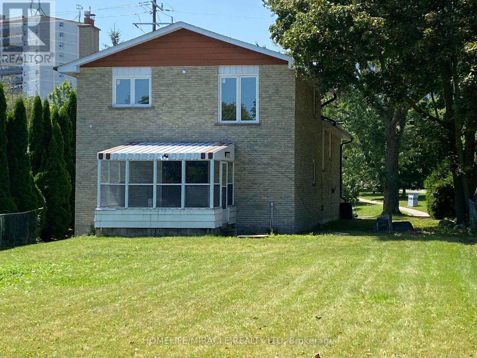 <div class="slider-price">$1,449,999</div><p>289 Livingston Road, Toronto, Ontario</p>