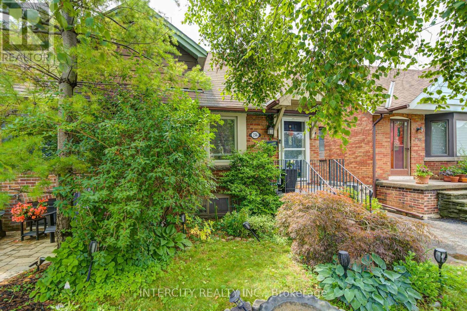 256 Blantyre Avenue, Toronto, Ontario  M1N 2S1 - Photo 3 - E13597794