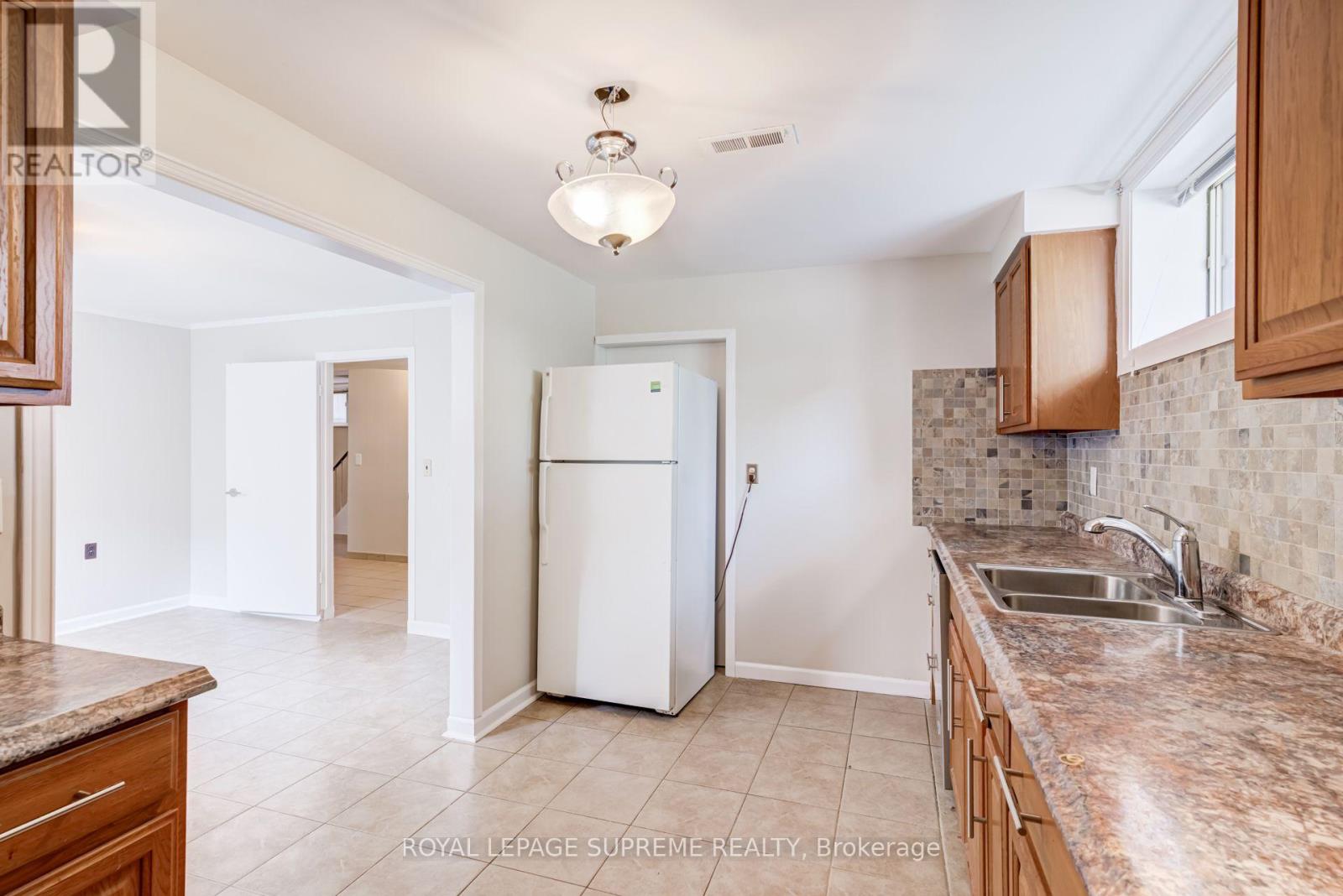 Bsmt - 5 Paramount Court, Toronto, Ontario  M6M 2L3 - Photo 12 - W13655306