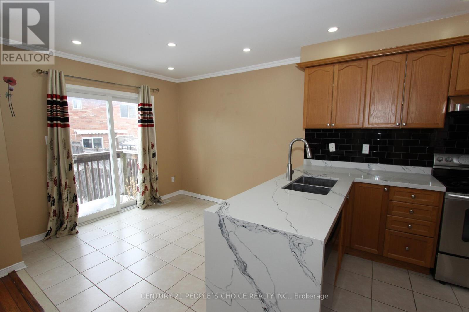 14 Thornbush Boulevard, Brampton, Ontario  L7A 0K5 - Photo 9 - W13655316