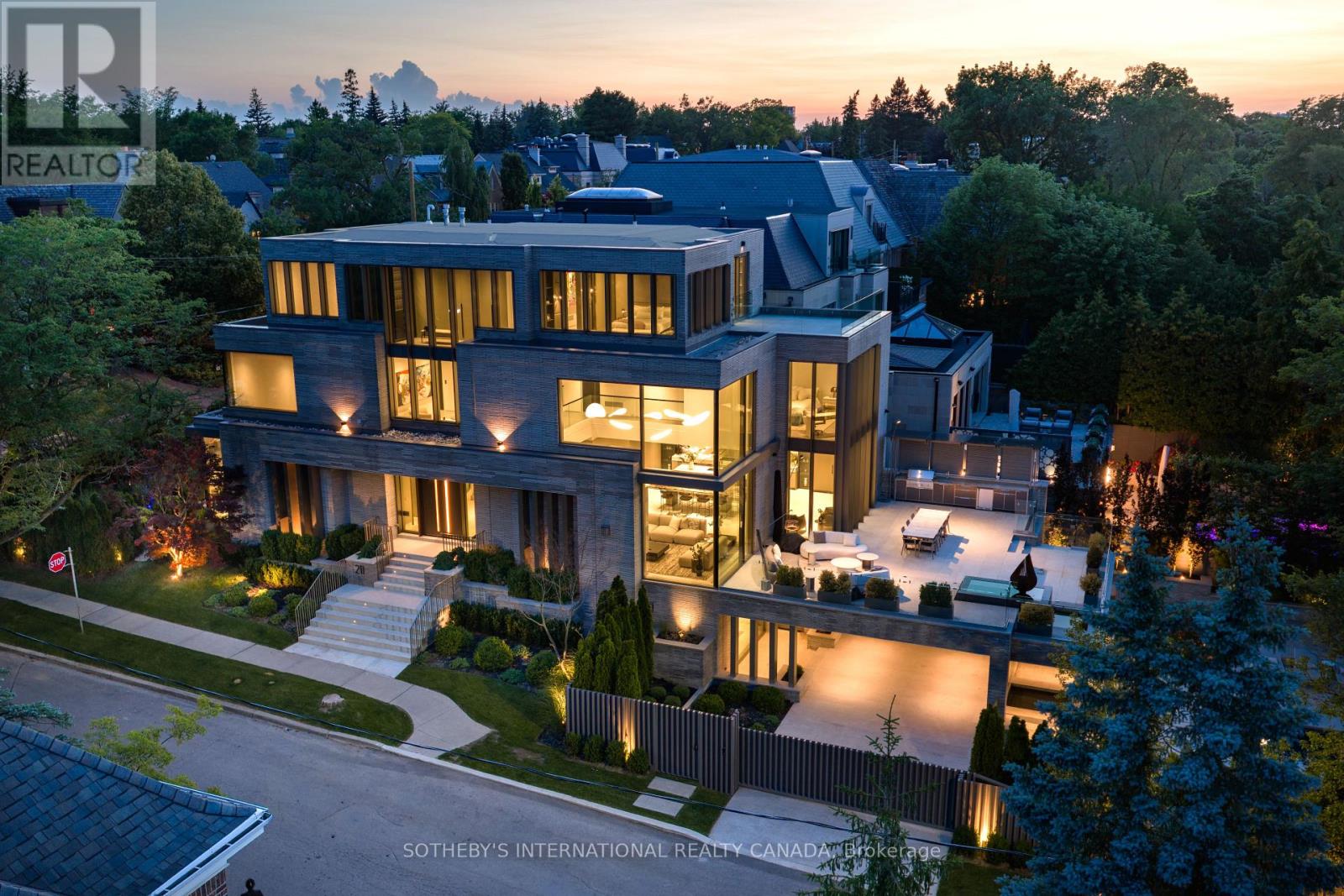 211 DUNVEGAN ROAD, Toronto, Ontario