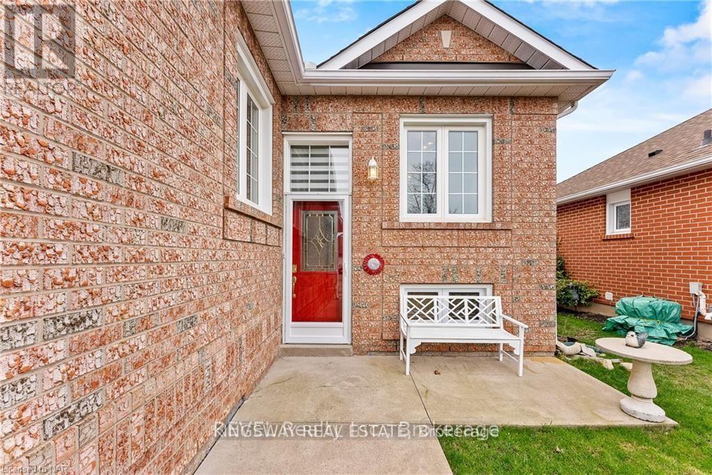 11 Jackson Court W, Welland, Ontario  L3C 7G2 - Photo 3 - X13655378