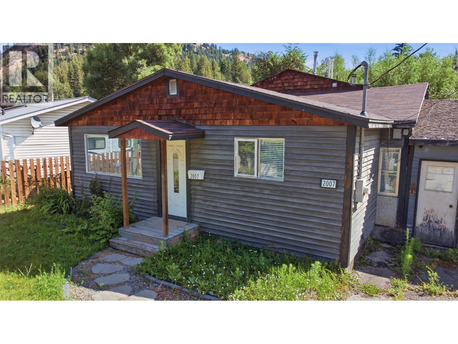 2007 Heighway Crescent, Lumby, British Columbia  V0E 2G0 - Photo 2 - 10393833