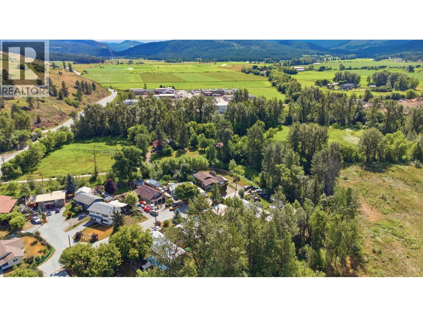 2007 Heighway Crescent, Lumby, British Columbia  V0E 2G0 - Photo 6 - 10393833