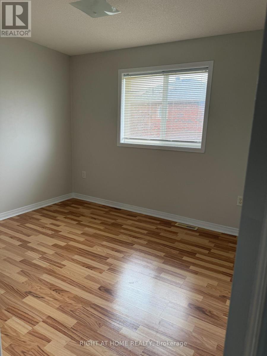 Upper - 229 Dunsmore Lane, Barrie, Ontario L4M 7A3 - Photo 11 - S13570736