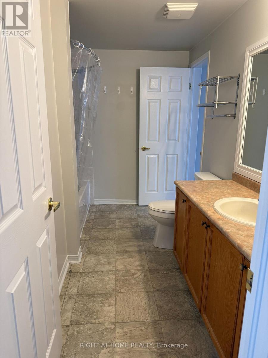 Upper - 229 Dunsmore Lane, Barrie, Ontario L4M 7A3 - Photo 12 - S13570736