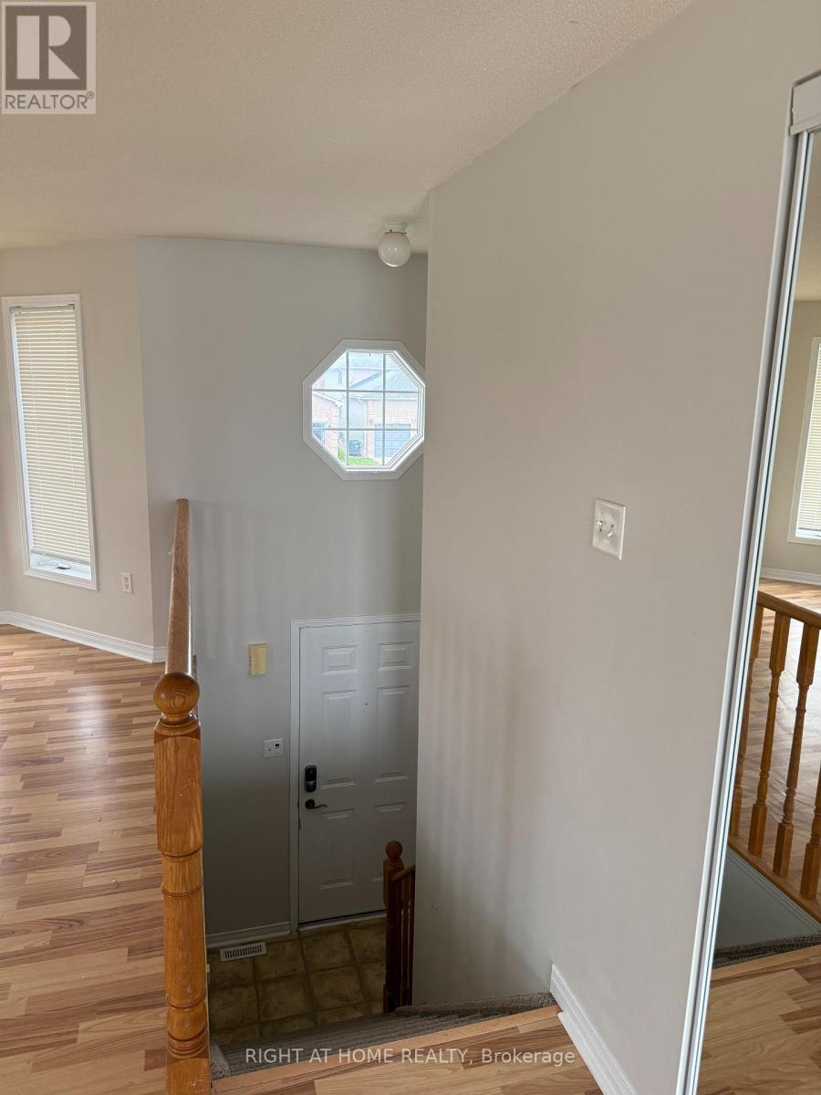 Upper - 229 Dunsmore Lane, Barrie, Ontario L4M 7A3 - Photo 3 - S13570736