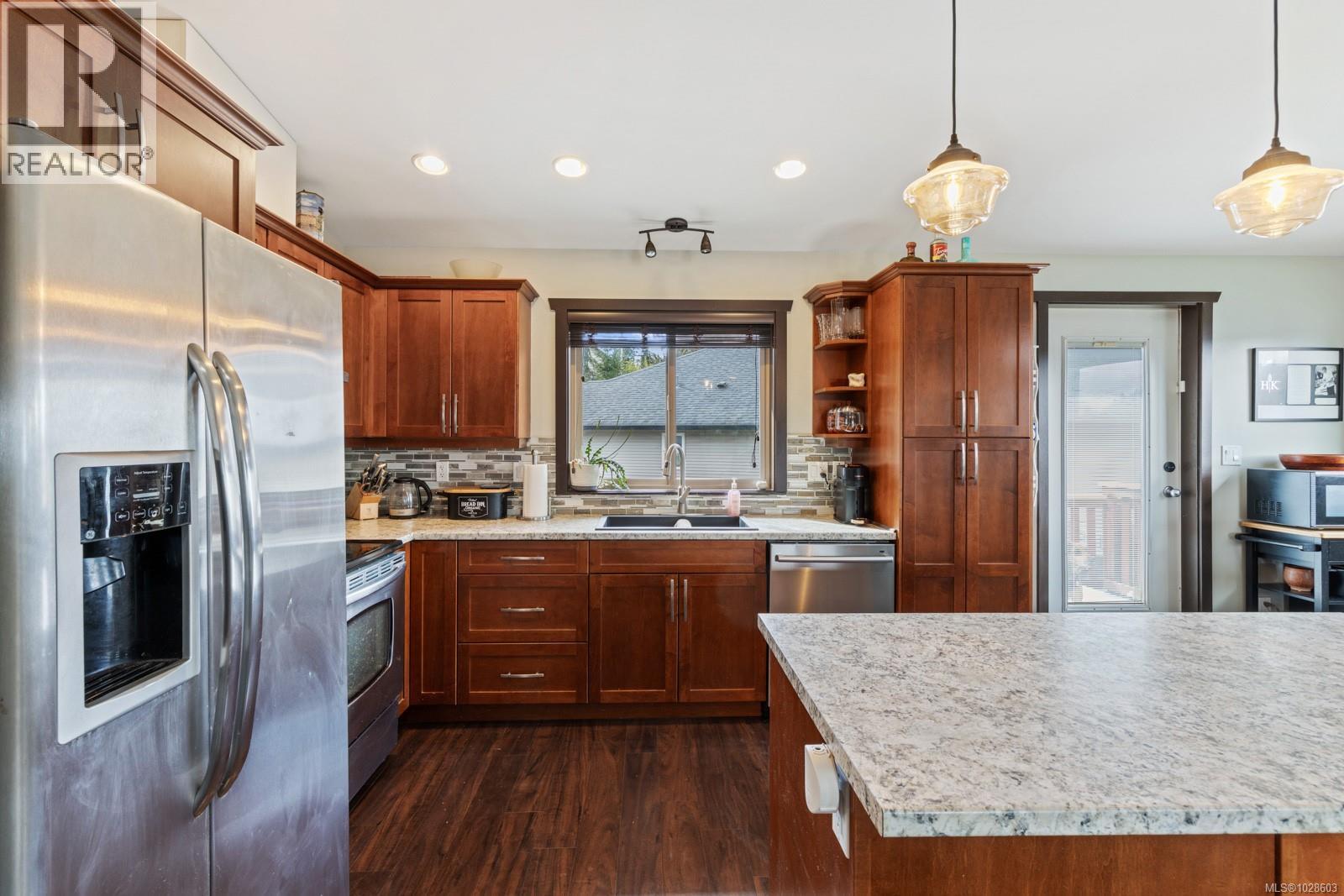 2735 Rydal Ave, Cumberland, British Columbia  V0R 1S0 - Photo 4 - 1028603