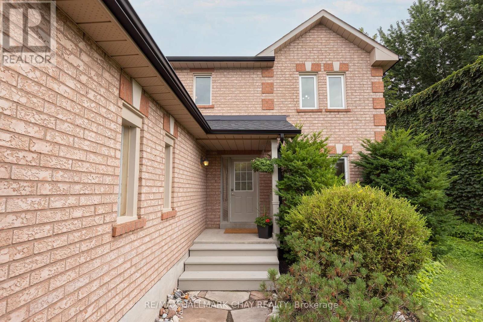 11 Dugdale Avenue, New Tecumseth, Ontario  L0G 1A0 - Photo 2 - N13655452