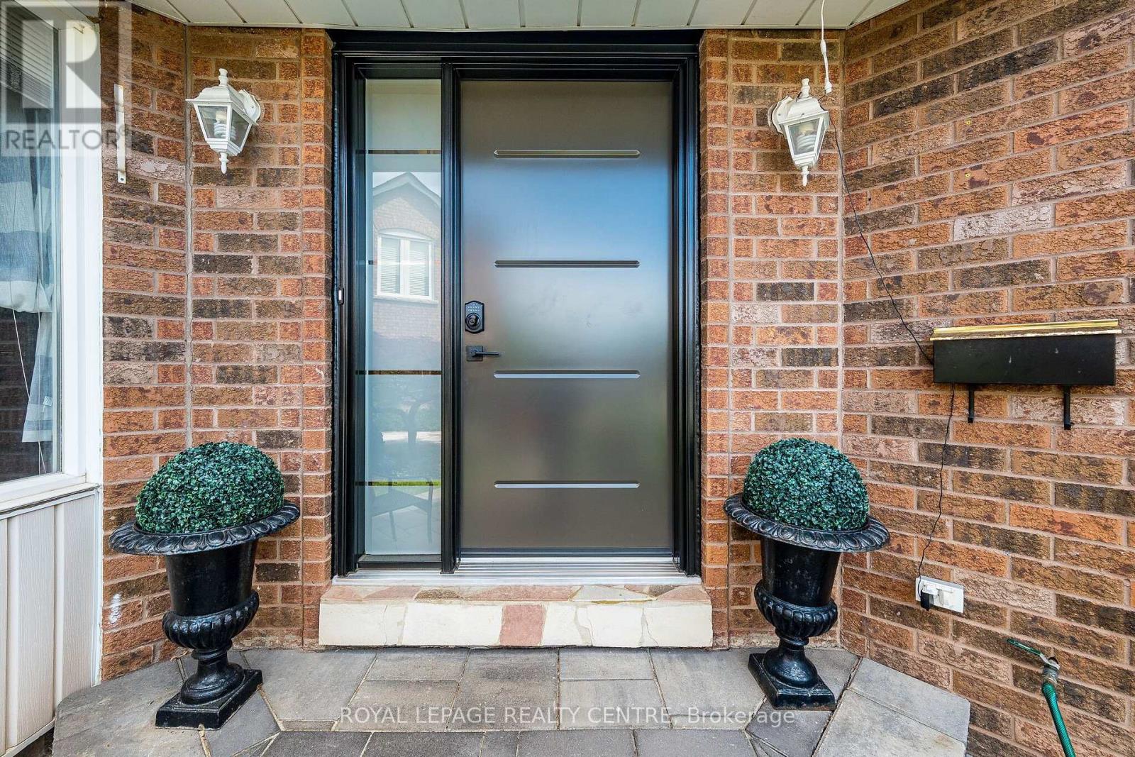 3211 Dovetail Mews, Mississauga, Ontario  L5L 5K4 - Photo 6 - W13615914