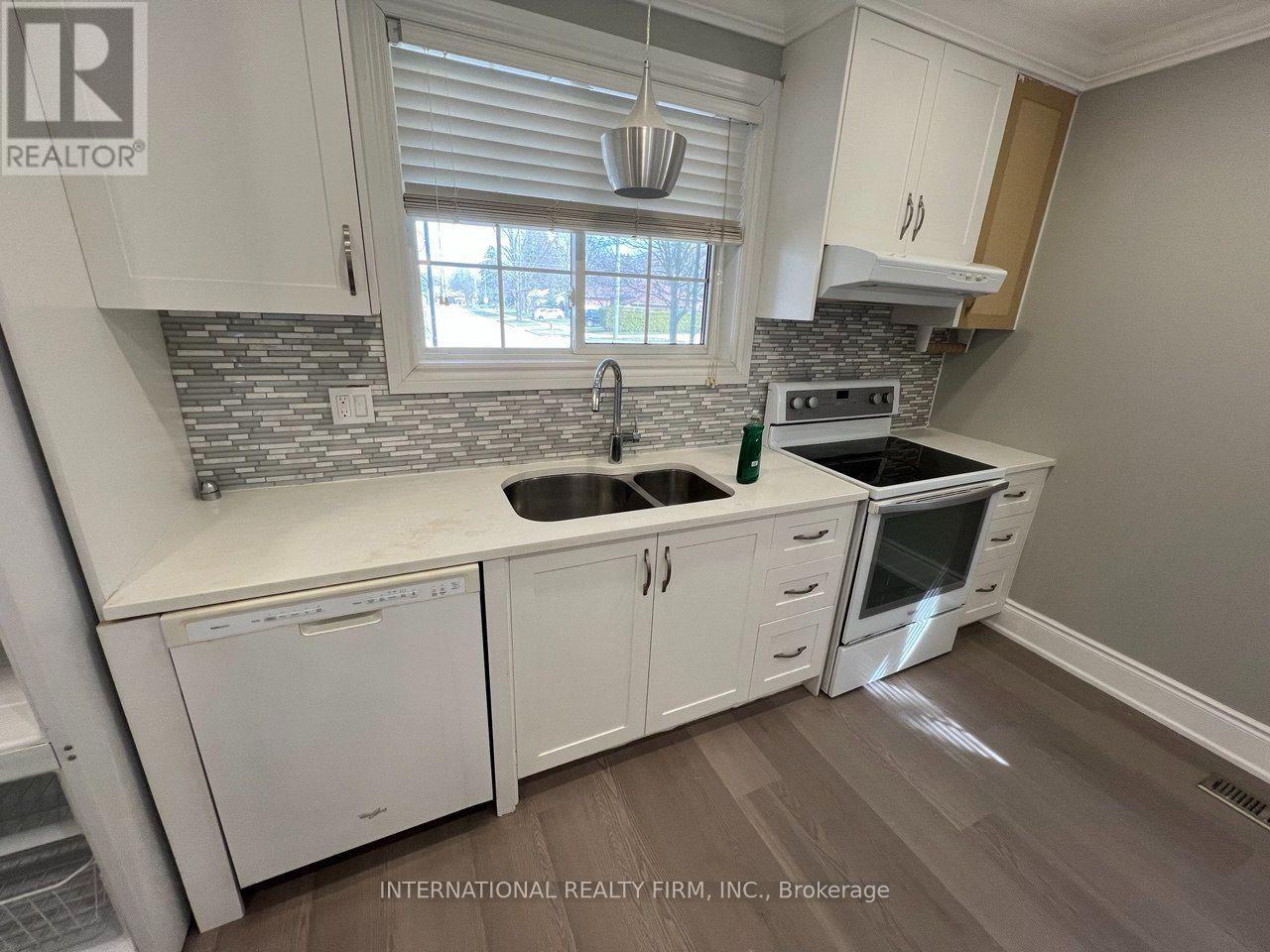 Main- Half - 73 Murray Drive, Aurora, Ontario L4G 2C2 - Photo 14 - N13655512