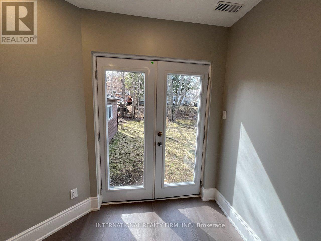 Main- Half - 73 Murray Drive, Aurora, Ontario L4G 2C2 - Photo 3 - N13655512