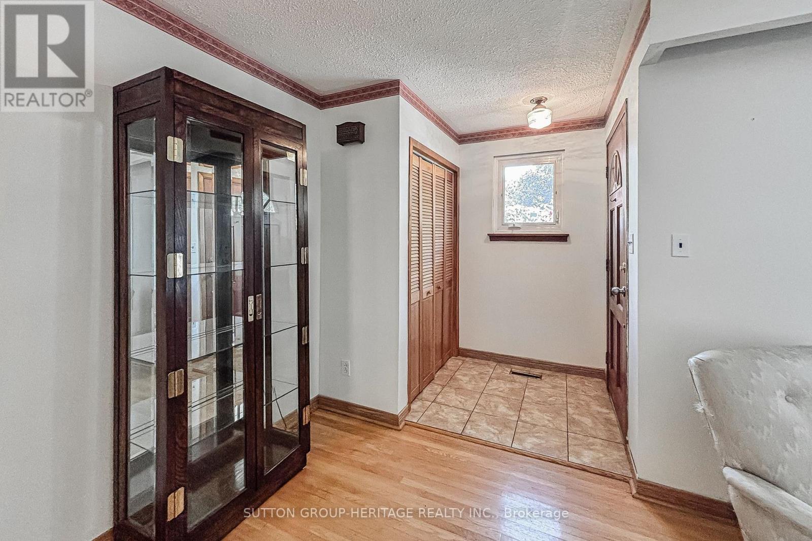 1113 Valley Court, Oshawa, Ontario  L1J 3M4 - Photo 4 - E13572516