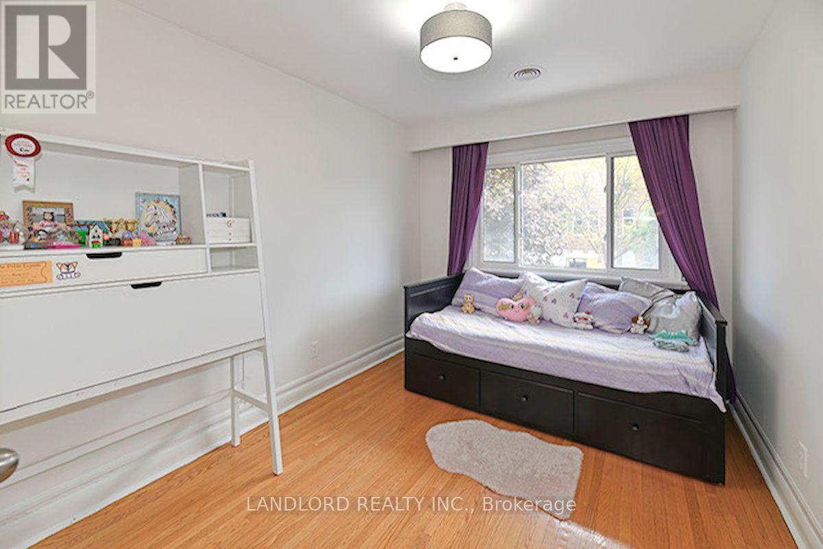 88 Carmichael Avenue, Toronto (Bedford Park-Nortown), Ontario  M5M 2W9 - Photo 14 - C13655574