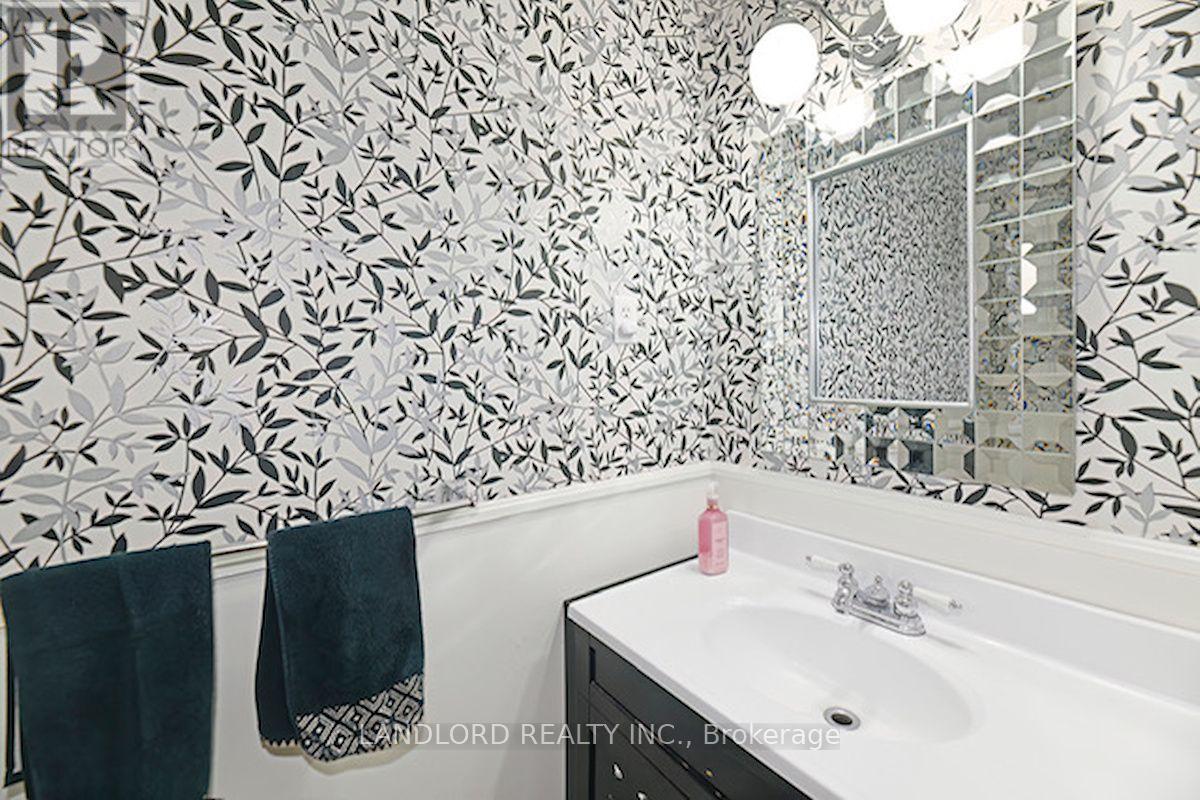 88 Carmichael Avenue, Toronto (Bedford Park-Nortown), Ontario  M5M 2W9 - Photo 16 - C13655574