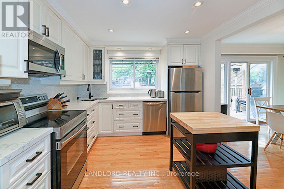 88 Carmichael Avenue, Toronto (Bedford Park-Nortown), Ontario  M5M 2W9 - Photo 3 - C13655574