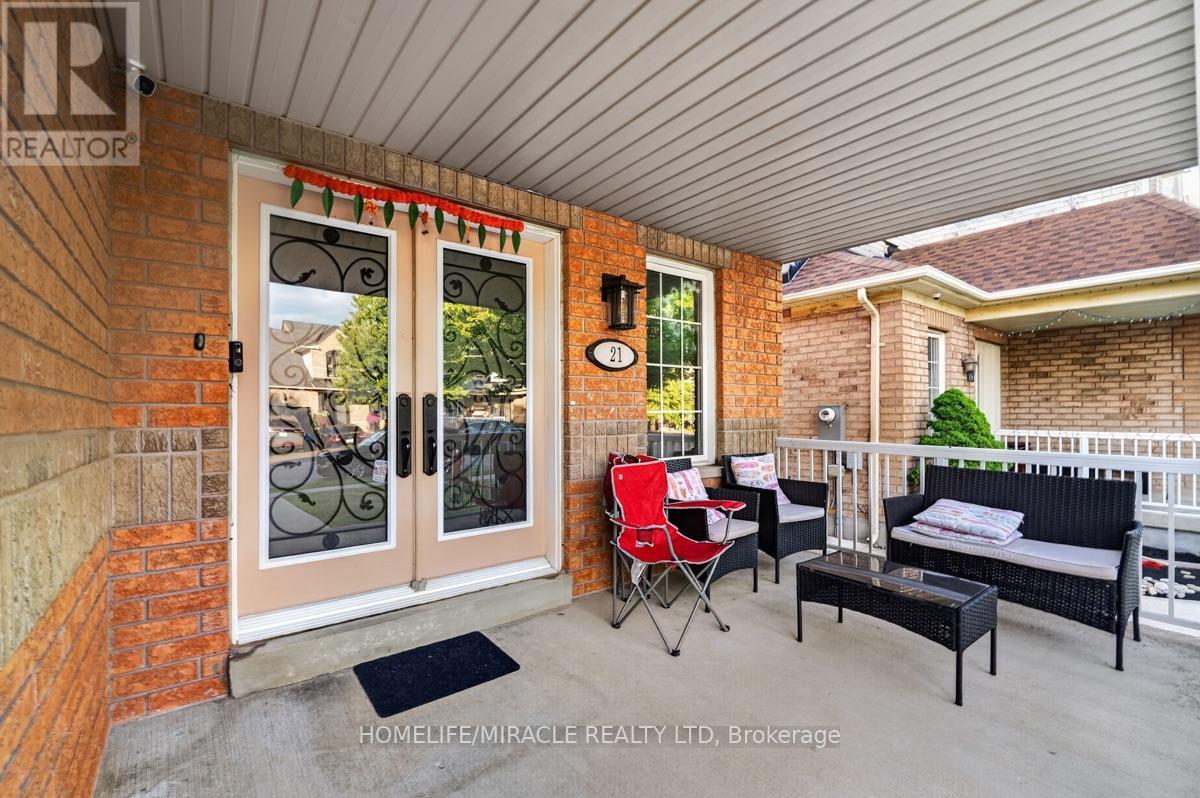 21 Chalkfarm Crescent, Brampton, Ontario  L7A 3V8 - Photo 3 - W13627506