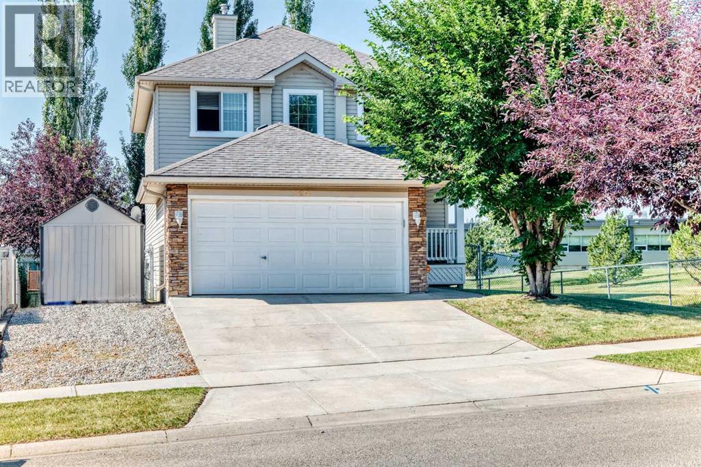 124 WEST LAKEVIEW Drive, Chestermere, Alberta