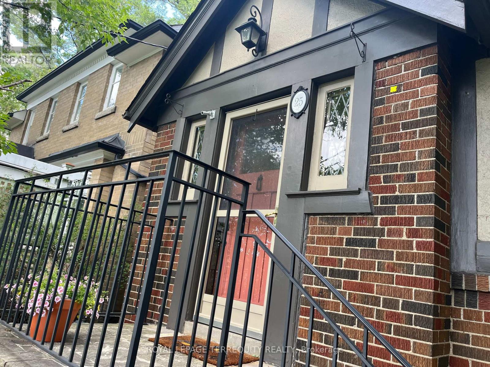 25 Halford Avenue, Toronto, Ontario M6S 4G1 - Photo 2 - W13655642