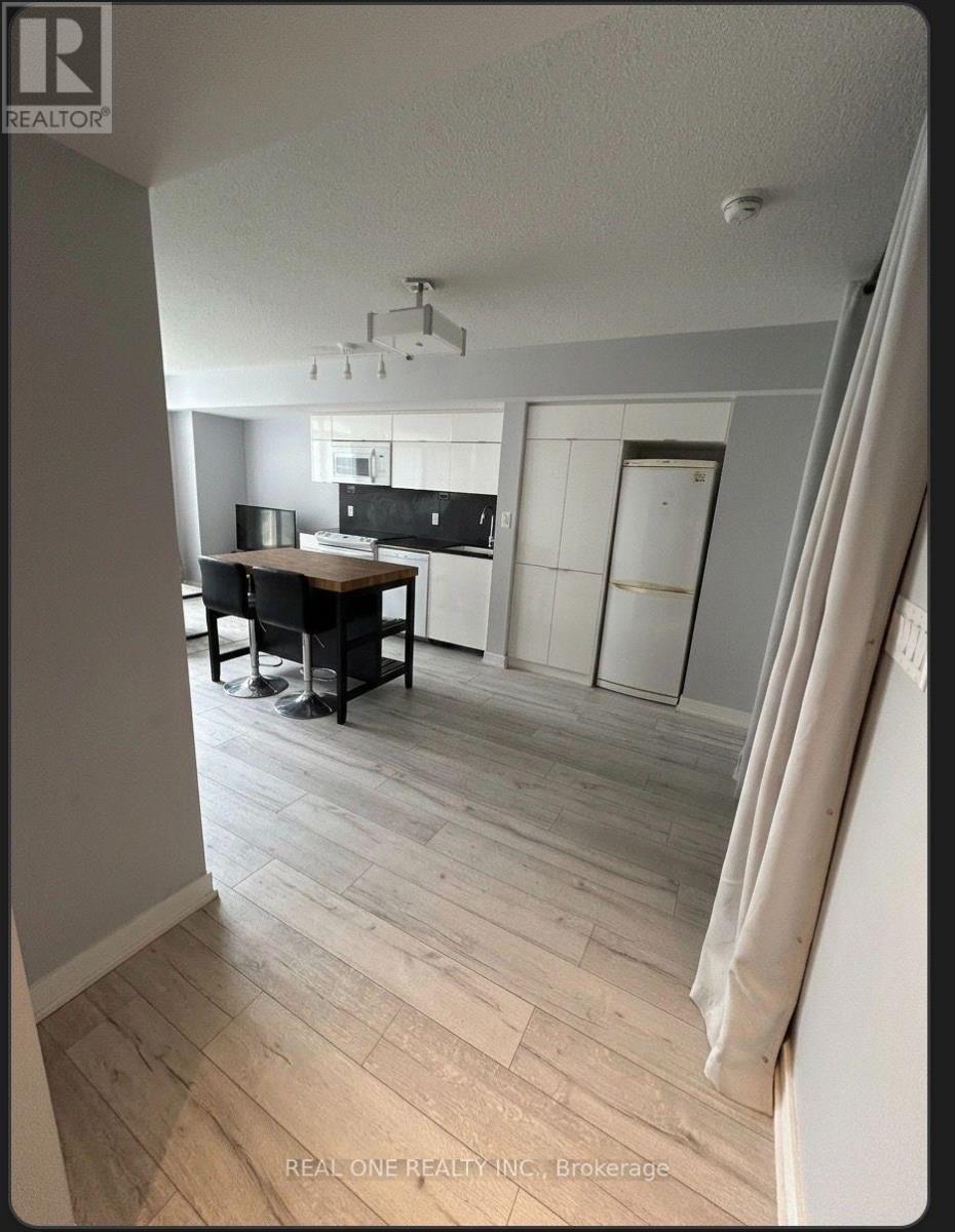 <div class="slider-price">$680,000</div><p>315 - 151 Dan Leckie Way, Toronto, Ontario</p>