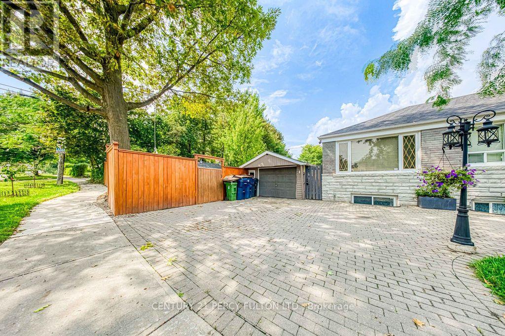 36 Merryfield Drive, Toronto, Ontario  M1P 1J5 - Photo 3 - E13655696