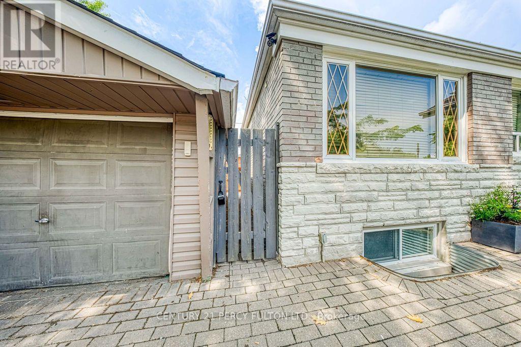 36 Merryfield Drive, Toronto, Ontario  M1P 1J5 - Photo 4 - E13655696