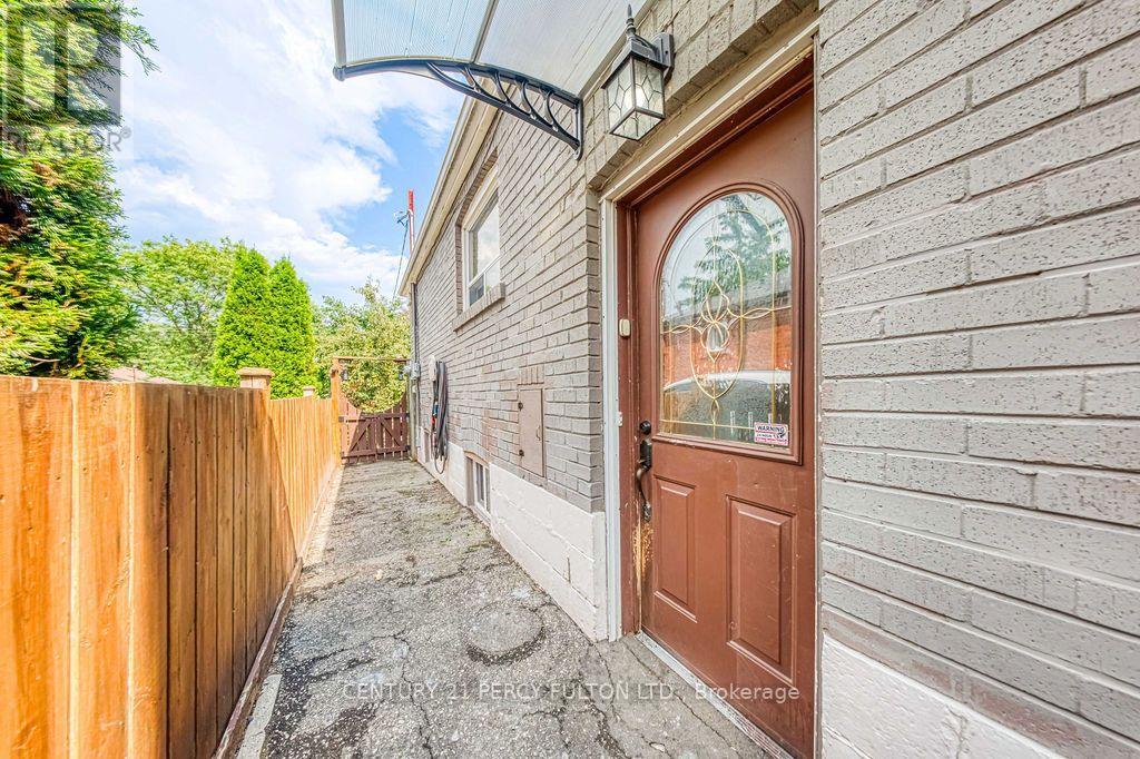 36 Merryfield Drive, Toronto, Ontario  M1P 1J5 - Photo 5 - E13655696