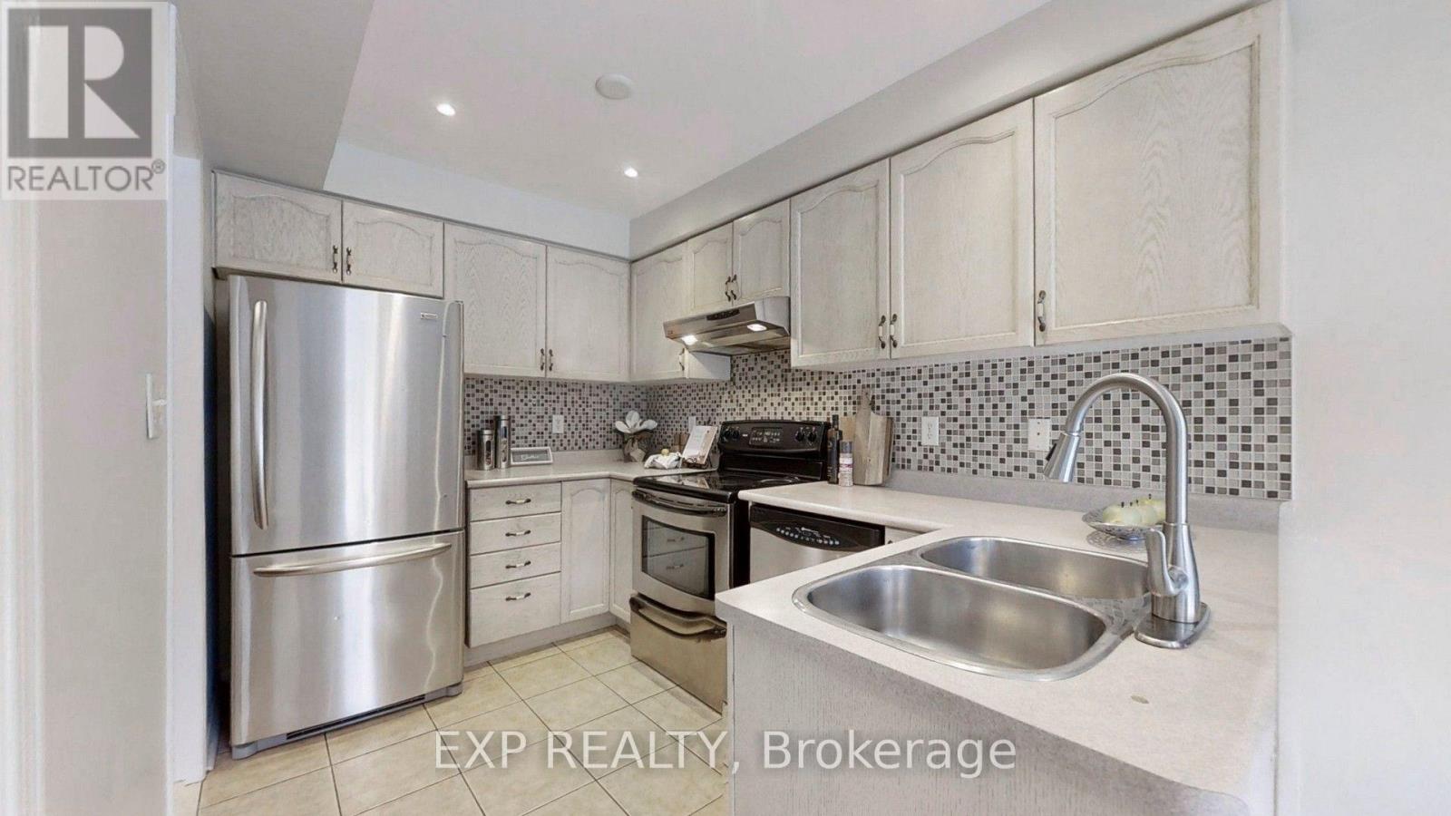 8 Hacienda Drive, Richmond Hill, Ontario  L4E 3X1 - Photo 7 - N13655668