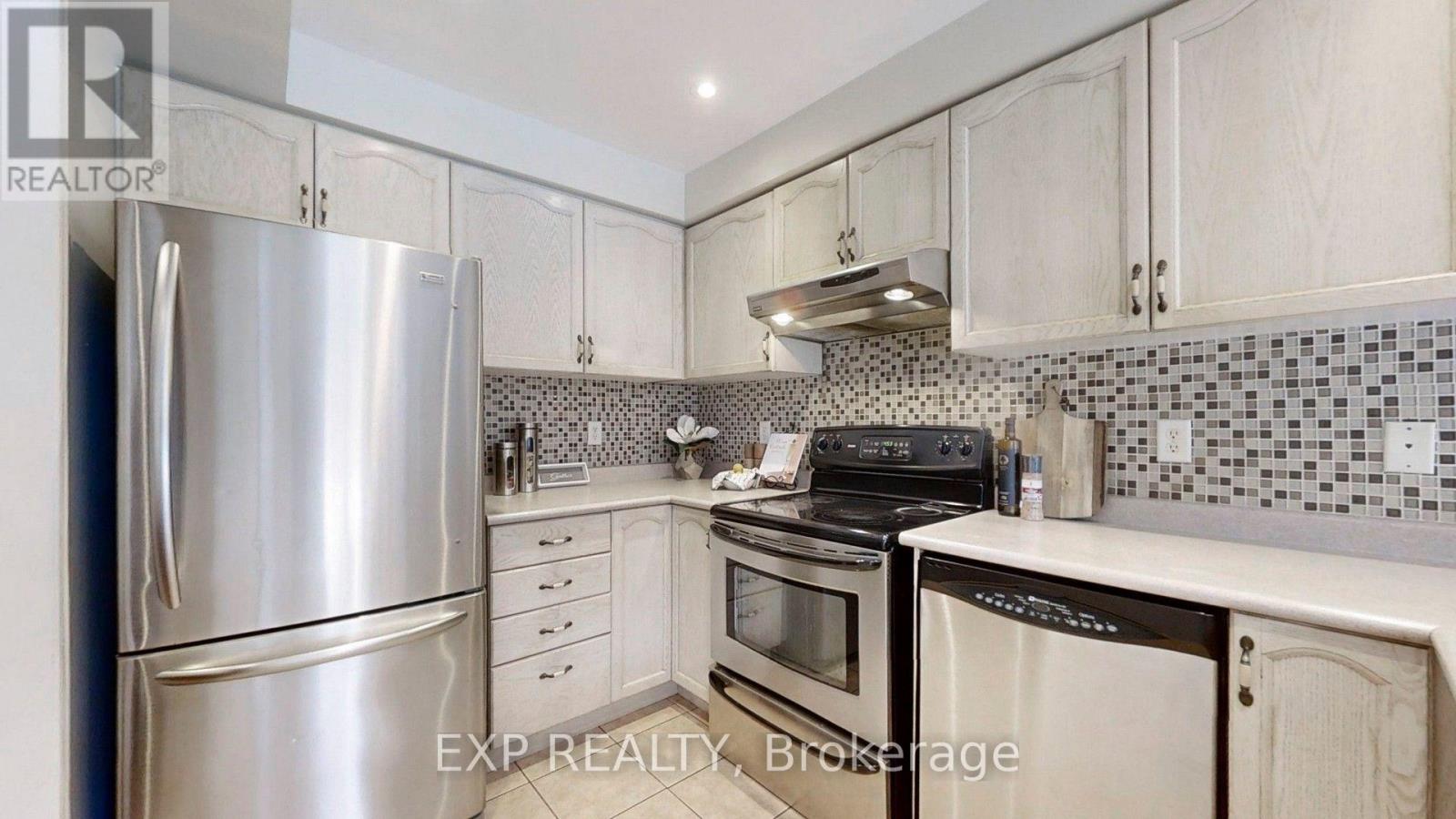 8 Hacienda Drive, Richmond Hill, Ontario  L4E 3X1 - Photo 8 - N13655668