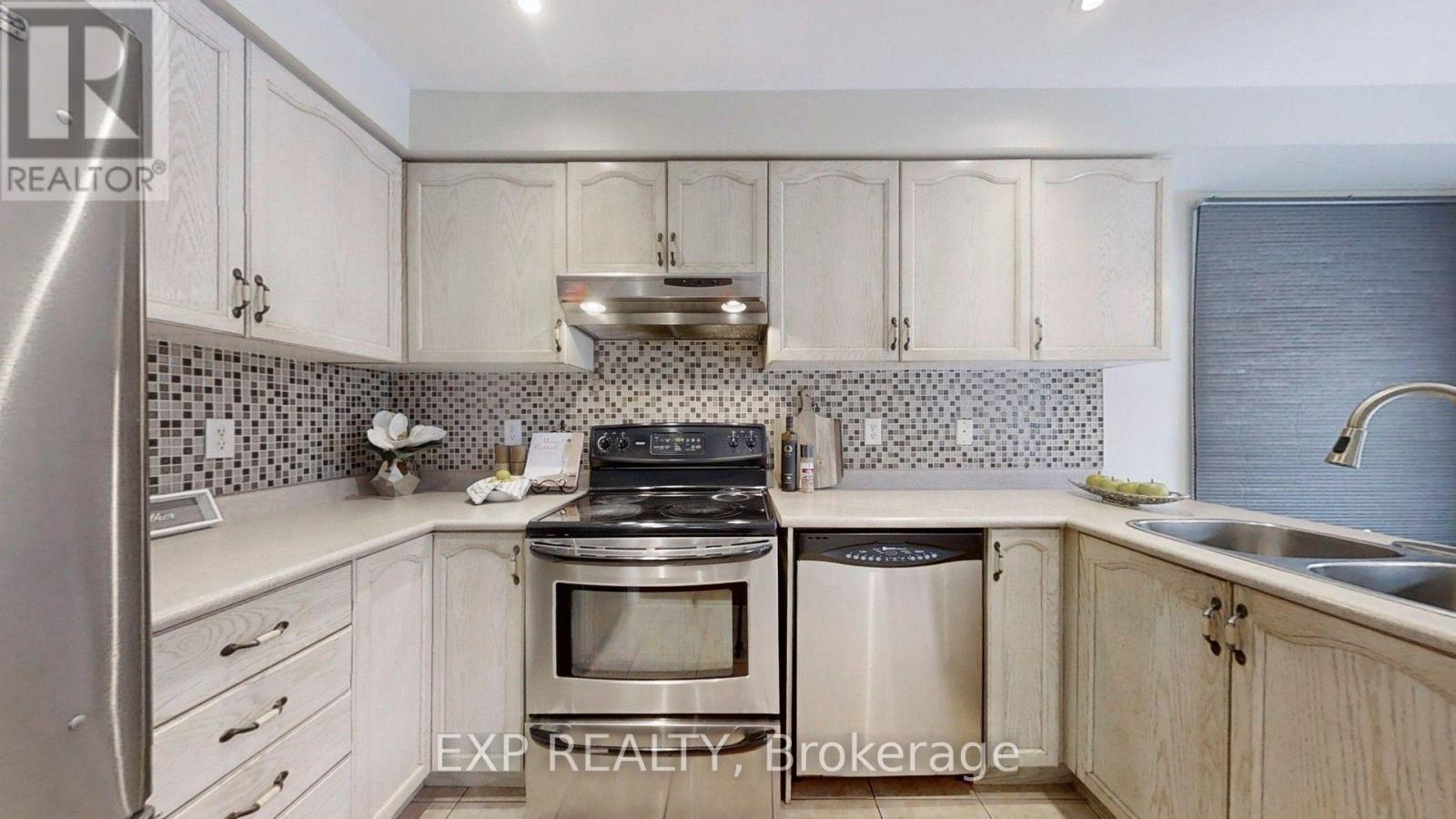 8 Hacienda Drive, Richmond Hill, Ontario  L4E 3X1 - Photo 9 - N13655668