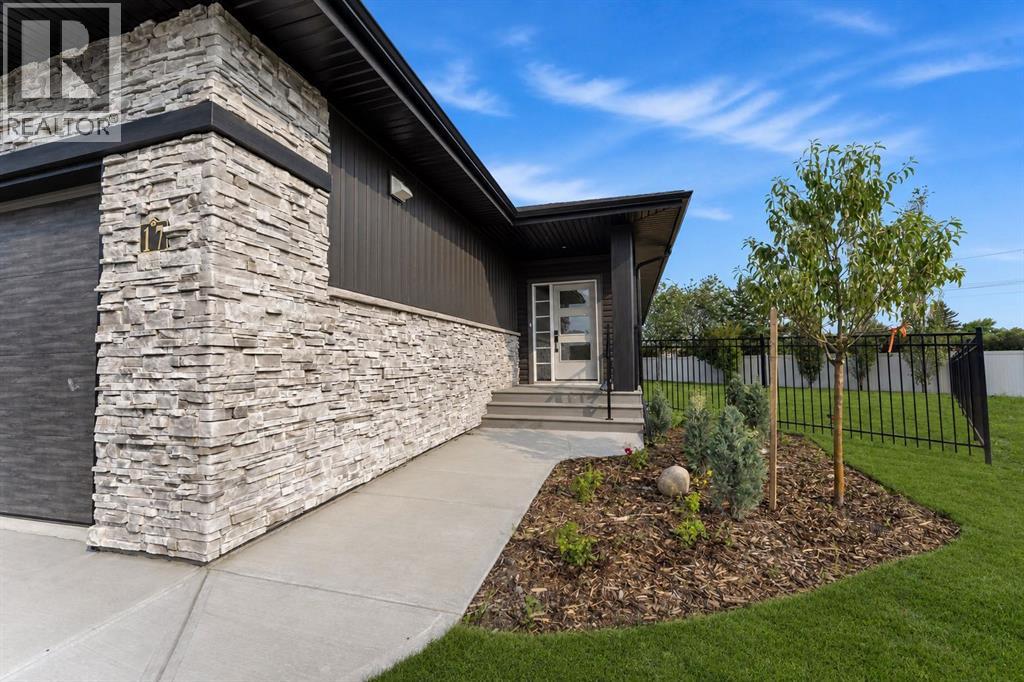 17 Tindale Place, Red Deer, Alberta  T4P 0T8 - Photo 2 - A2325264