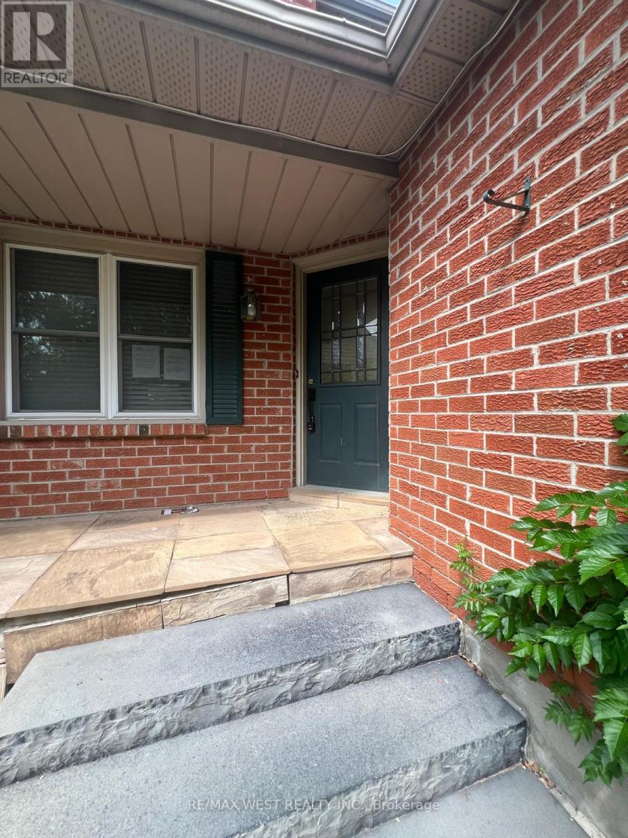 51 Moorcrest Drive, Aurora, Ontario  L4G 6C6 - Photo 2 - N13654598
