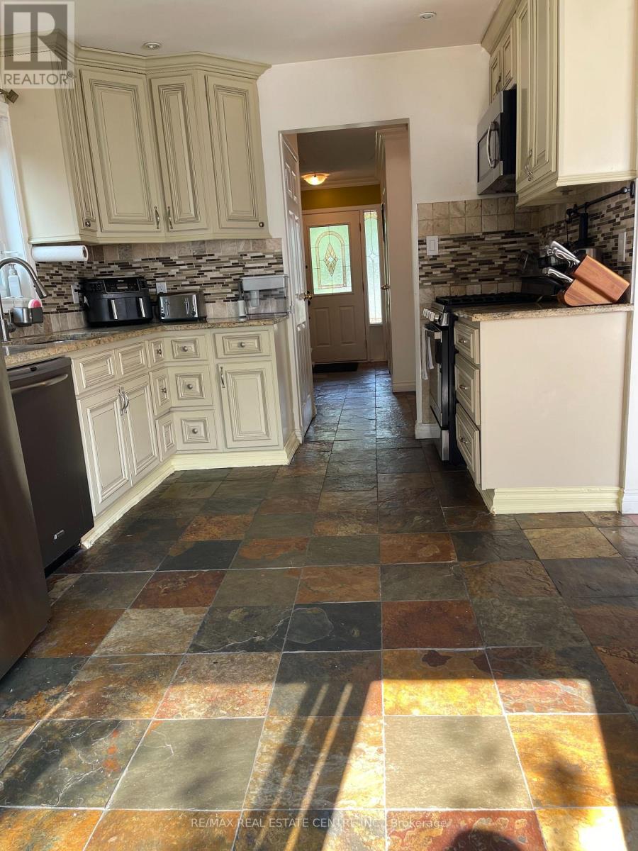 3223 Shadetree Drive, Mississauga, Ontario L5N 6P1 - Photo 3 - W13655546