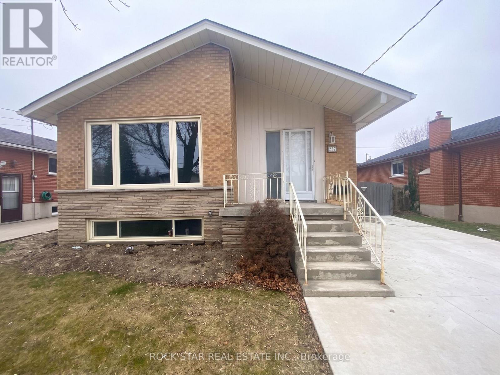 MAIN - 227 FERNWOOD CRESCENT, Hamilton, Ontario