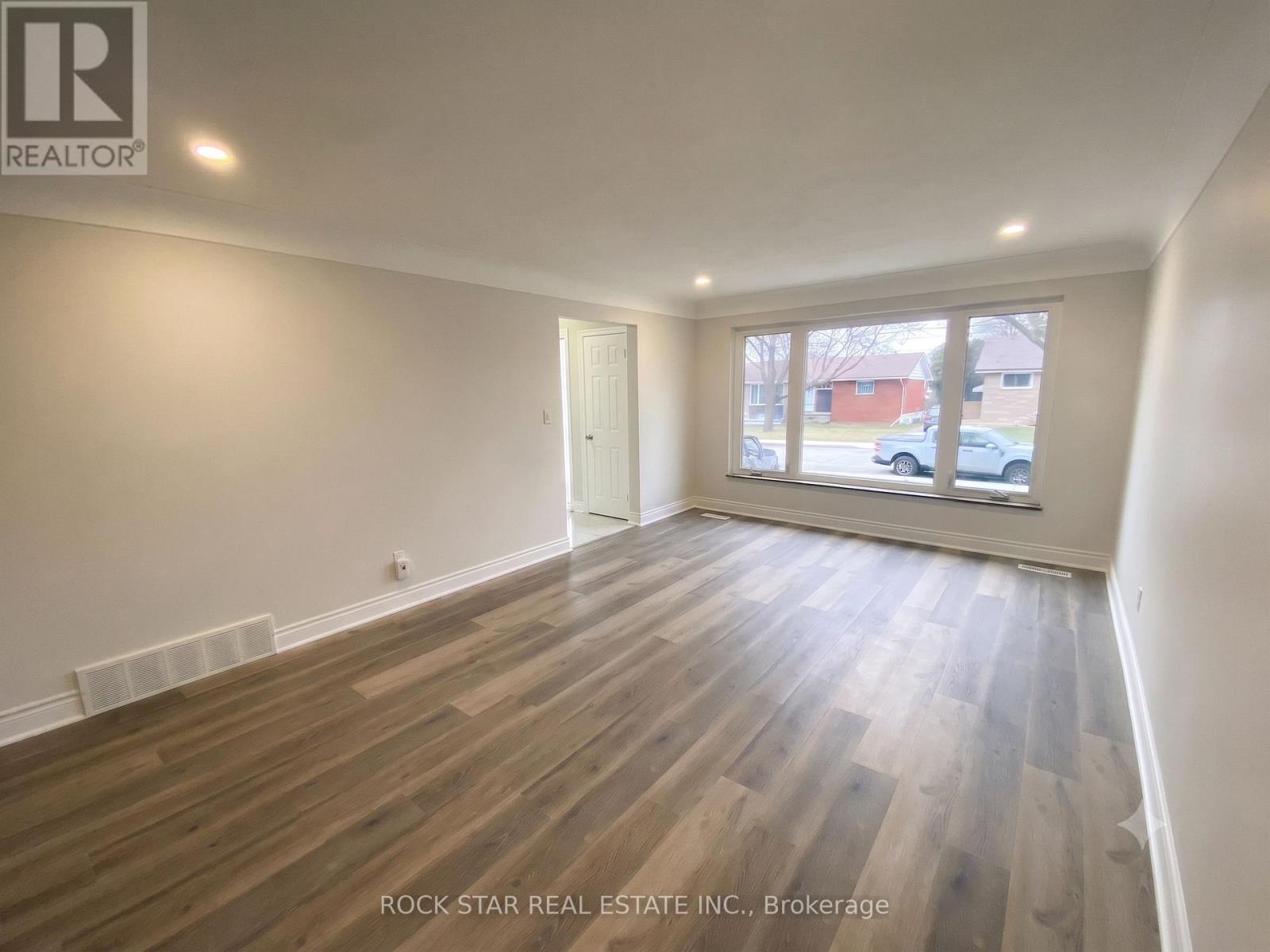 Main - 227 Fernwood Crescent, Hamilton, Ontario  L8T 3L7 - Photo 2 - X13655808