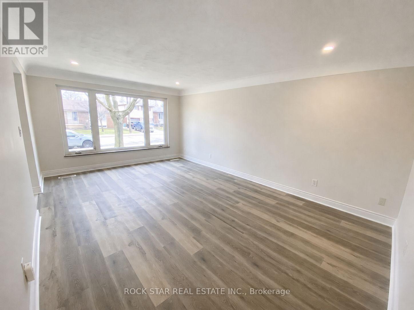Main - 227 Fernwood Crescent, Hamilton, Ontario  L8T 3L7 - Photo 4 - X13655808