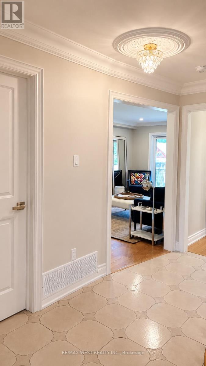65 Foch Avenue, Toronto, Ontario  M8W 3X5 - Photo 11 - W13587342