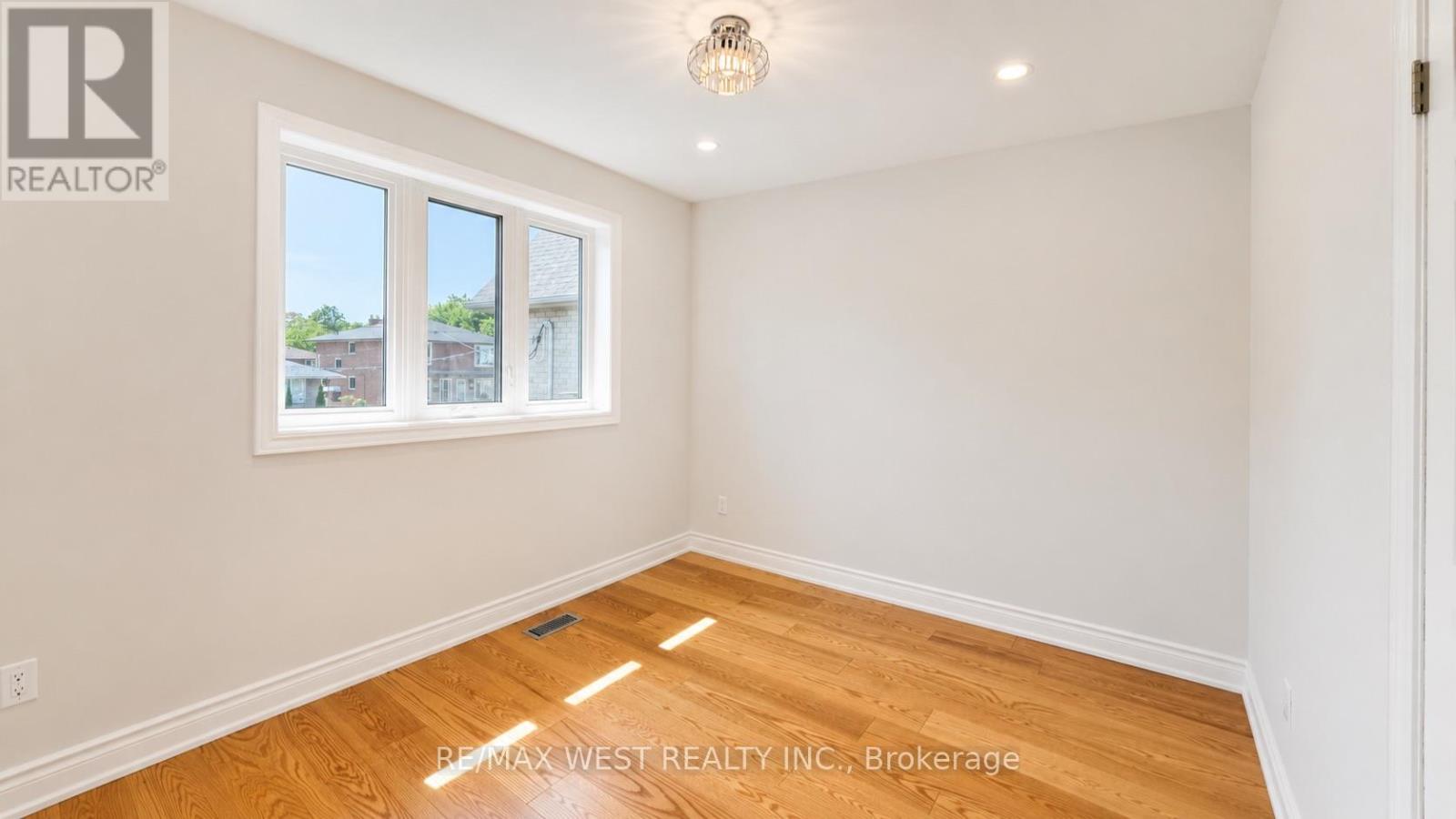 65 Foch Avenue, Toronto, Ontario  M8W 3X5 - Photo 19 - W13587342