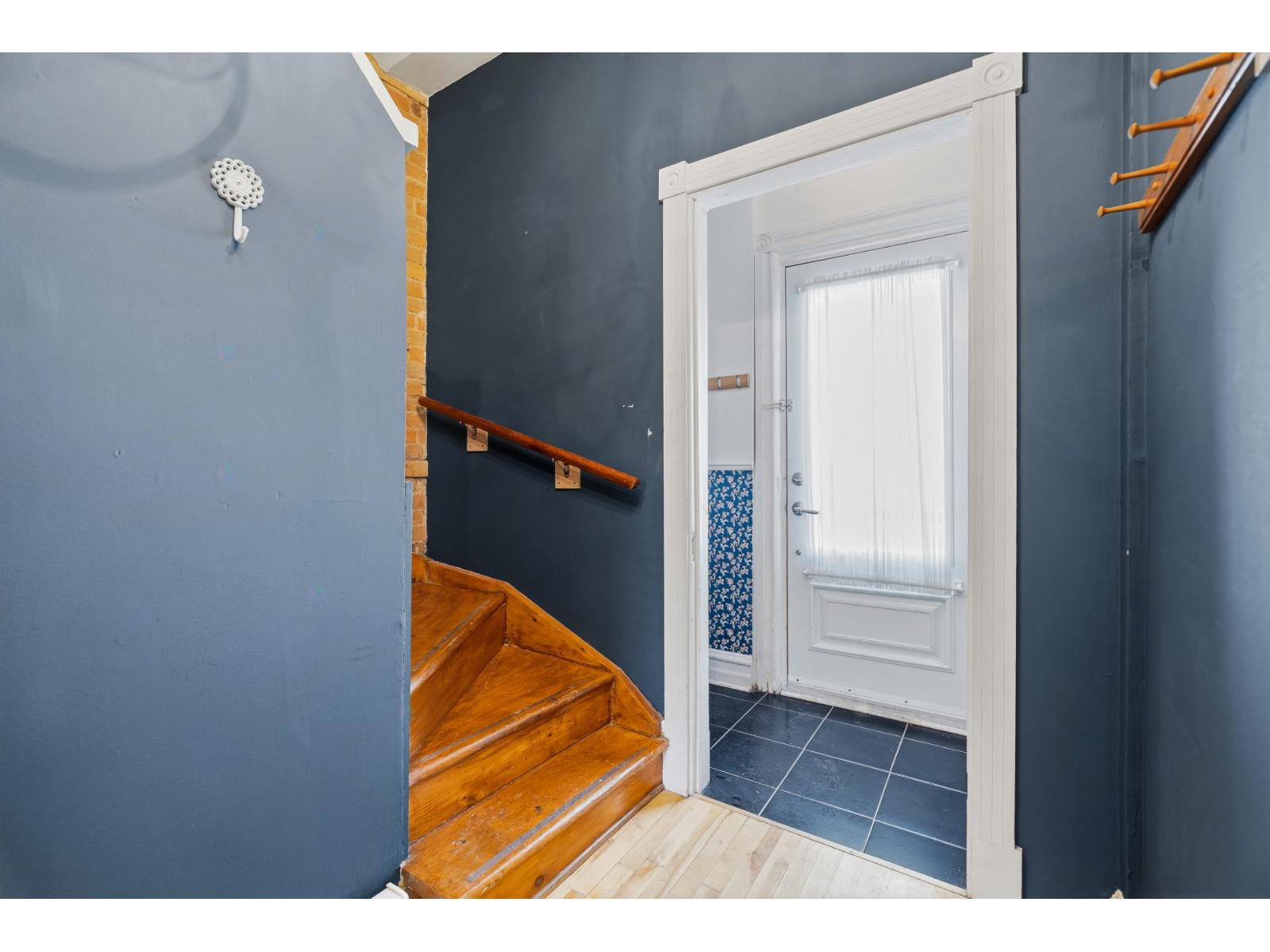 4232 Rue Berri Montréal (Le Plateau-Mont-Royal) Quebec Canada H2J2P8 3