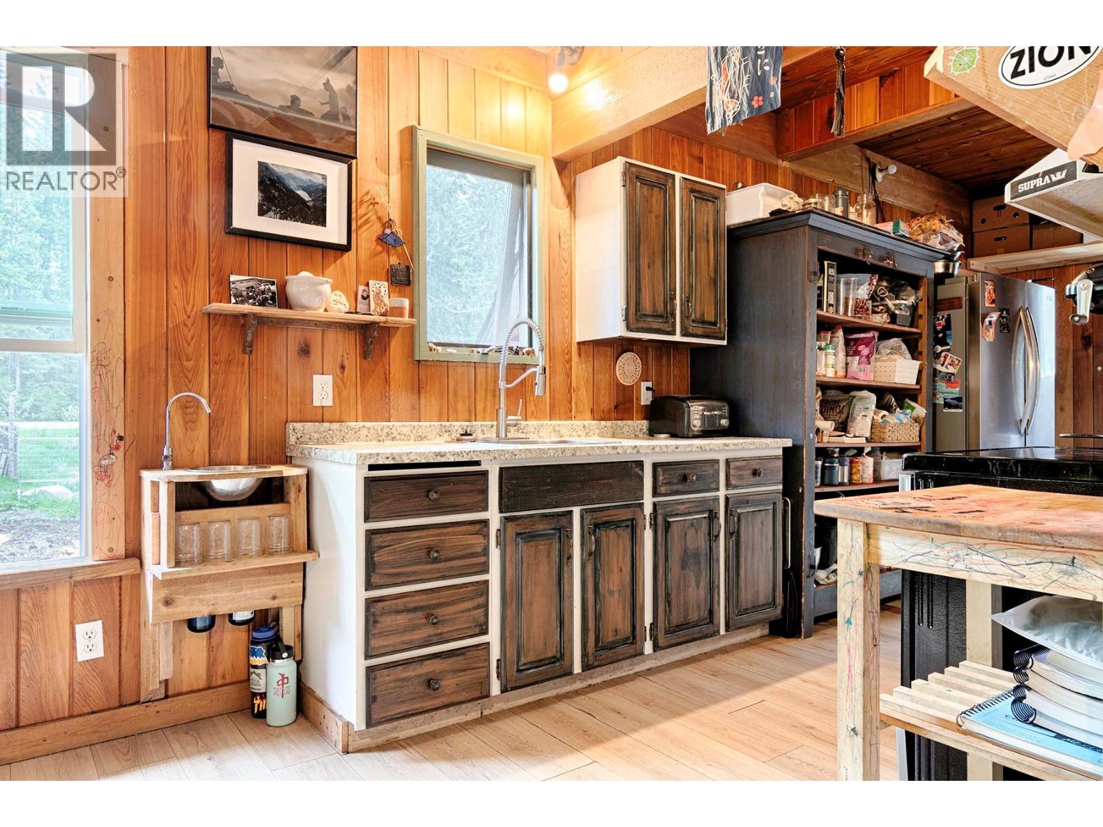 1013 Slocan Street, Slocan, British Columbia  V1L 2C0 - Photo 8 - 10392565