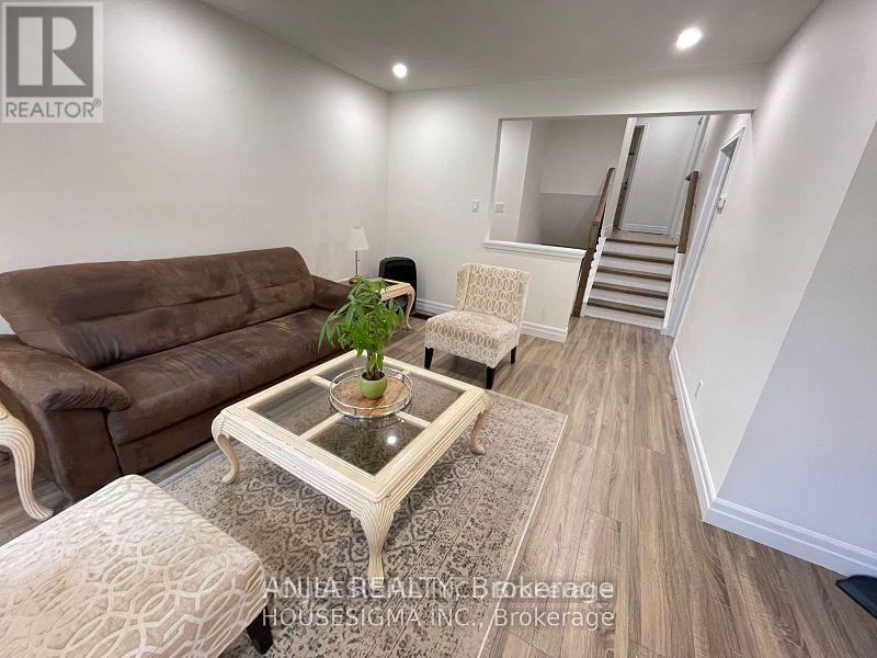 46 Seaton Drive W, Aurora, Ontario  L4G 2K3 - Photo 2 - N13655866