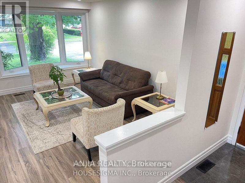 46 Seaton Drive W, Aurora, Ontario  L4G 2K3 - Photo 3 - N13655866