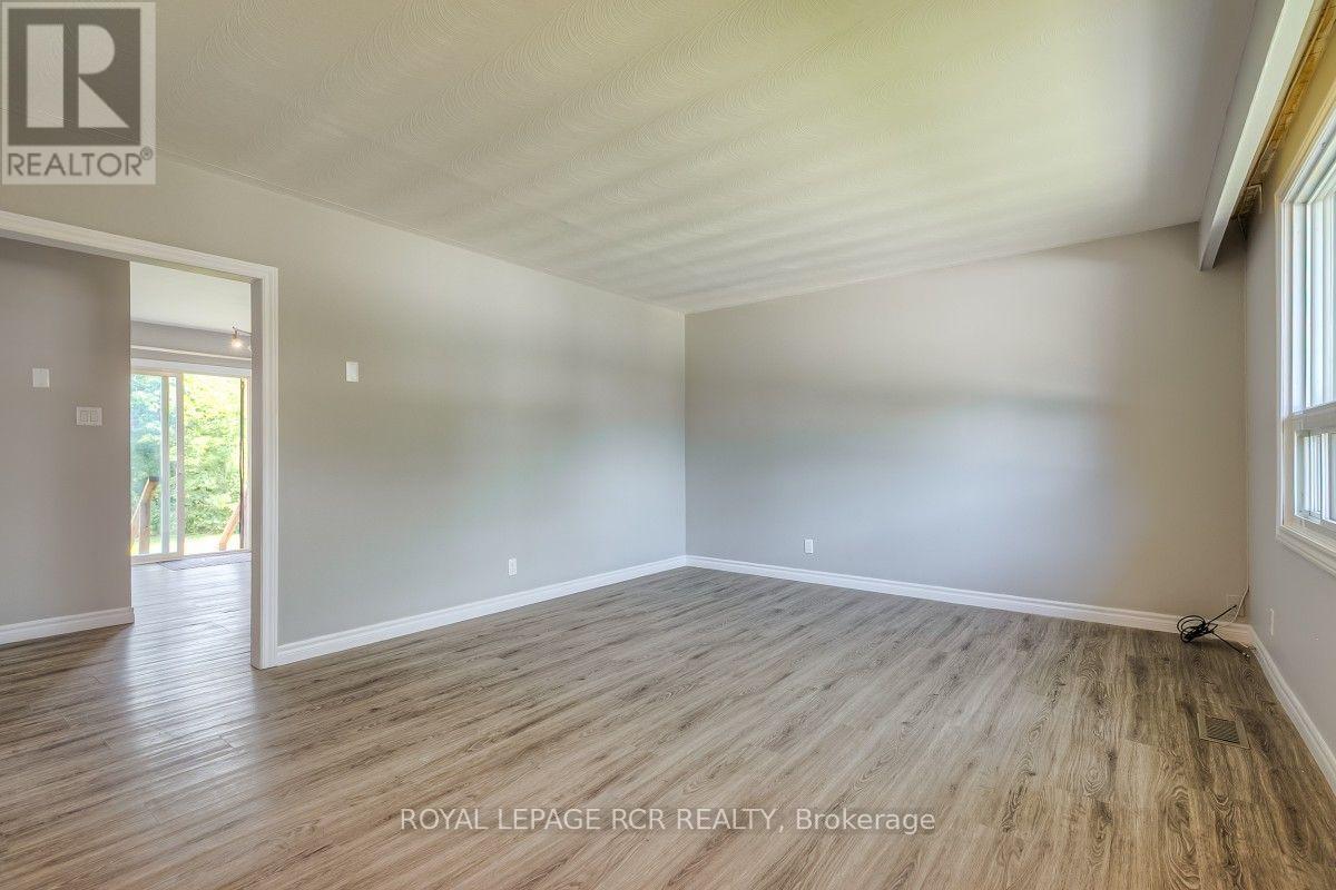 11 Jacksons Point Avenue, Georgina, Ontario L0E 1L0 - Photo 4 - N13652224